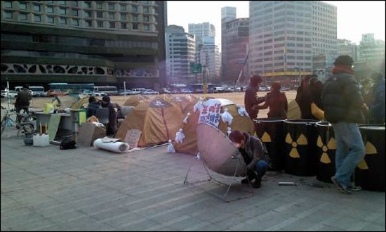 태양광발전기, 자전거 발전기, 반핵 드럼통등이 서울광장 점령마을을 다채롭게 꾸며주고 있다. 