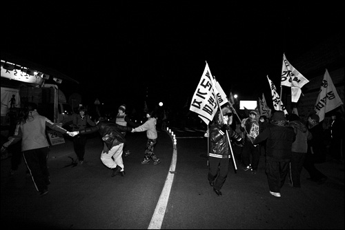 새벽 4시, 화약 반입 저지를 위해 해군기지 공사장 앞을 지키며 춤추고 노래하는 강정마을 주민들.
