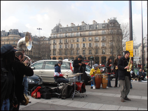 바스티유 광장에서 열린 거리공연은 파리의 일요일 낮을 들뜨게 한다.