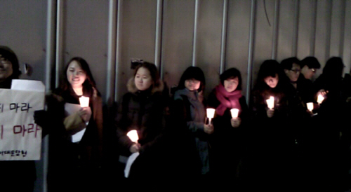다섯 번째 수요 촛불문화제의 참가자들이 여정훈 혁명기도원 원장의 노래를 들으며 즐거워하고 있다.  