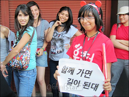  칠레 산티아고 공연장 앞에서 만난 JYJ의 현지 팬들.