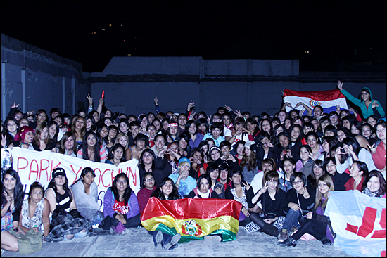  칠레 산티아고에서 열린 JYJ의 공연 전날, 좋은 자리를 위해 공연장 앞에서 노숙하는 팬들