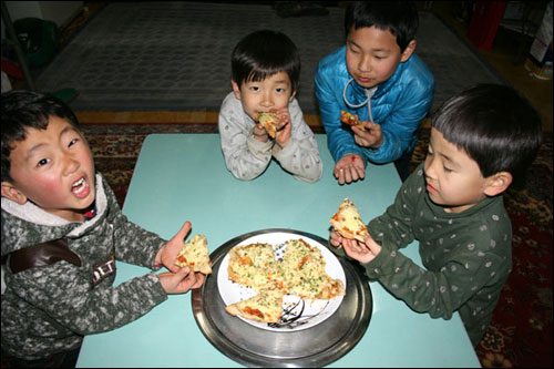 ‘봄동피자 너무 맛있어요.’ 텃밭의 봄채소를 이용해 만든 즉석피자에 아이들이 환호합니다. 
