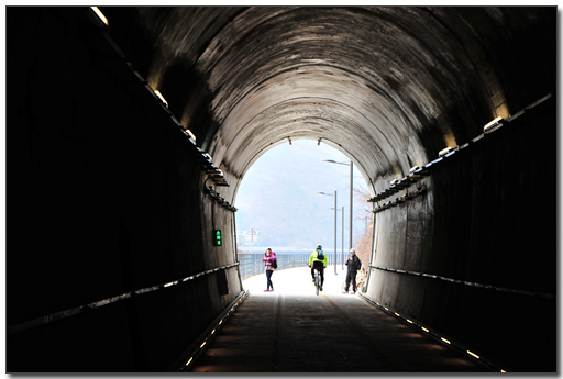팔당땜 옆의 터널  색다른 모습에 터널을 통과하는 기분이 즐겁습니다.