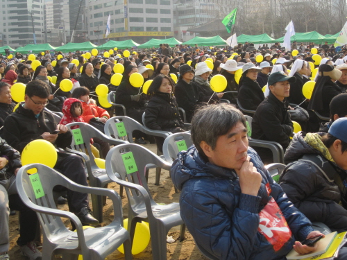 후쿠시마 대재앙 1주기 시민문화행사에 참가한 시민들. 