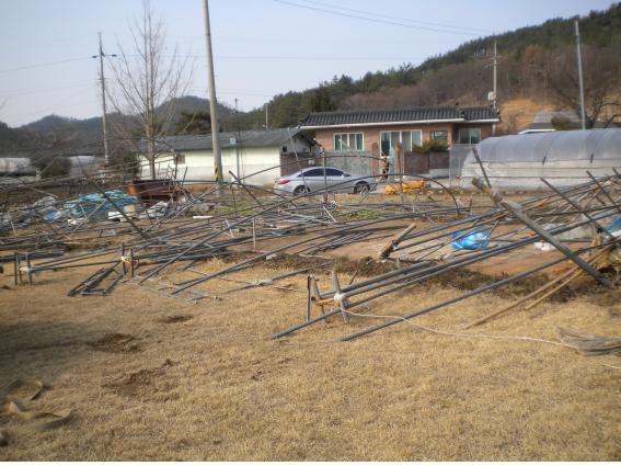 비닐하우스가 철거되면서 뒷집의 모습이 드러났다. 
용도가 다하면 폐기되는 것은 인생사의 단면과 다르지 않다. 