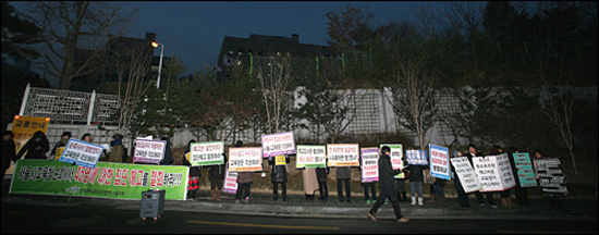 서울시교육청 앞에서 농성하는 학교 비정규직들. 