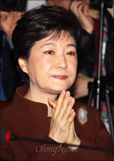 박근혜 새누리당 비대위원장이 12일 오전 국회 비대위원장실에서 열린 회의에서 새누리당 새 당가와 응원가를 듣고 있다.