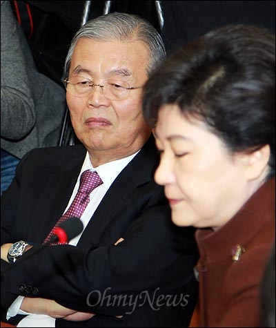 12일 오전 국회 새누리당 비대위원장실에서 열린 회의에서 박근혜 비대위원장의 인사말이 끝난 가운데 김종인 비대위원이 굳은 표정으로 앉아 있다.