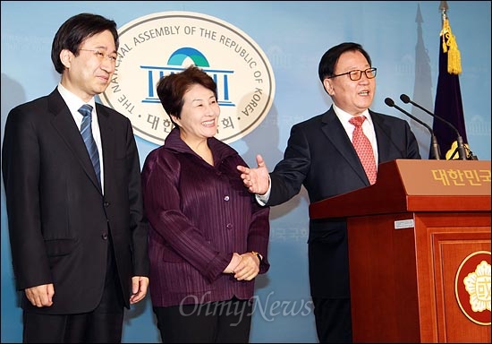 12일 오전 국회 정론관에서 국민생각 박세일 대표가 전여옥 의원을 대변인으로 임명했다고 소개하고 있다.