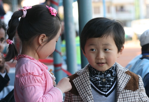 축구장에서 만난 북한 어린이들  아이들의 표정이 맑다. 저 맑은 눈빛이 모여 민족의 장래를 함께하기를 바란다. 남한의 어린이도 함께 말이다. 