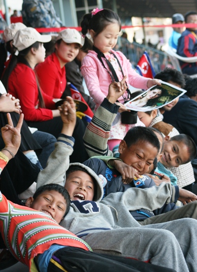 응원을 함께한 네팔 어린이들 북한 축구 응원석에 함께한 네팔 어린이들이 함께 "KOREA", "잘한다"라고 외치며 응원을 했다.