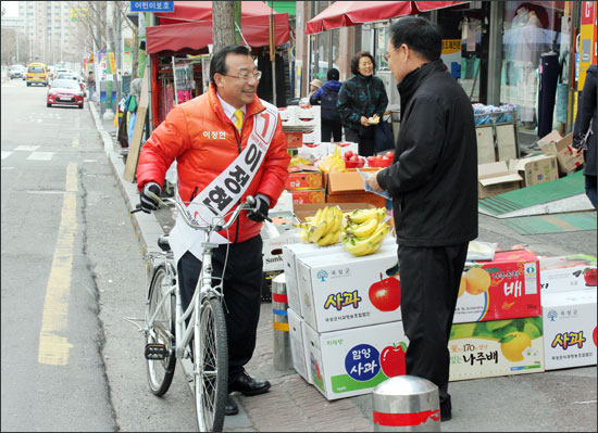 자전거를 타고 유권자를 만나는 이정현 새누리당 광주 서구 을 후보. 