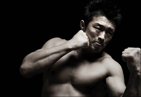  추성훈(일본명 아키야마 요시히로)은 재일교포 4세로, 일본의 국가대표 유도선수였으며 2004년 종합격투기 선수로 데뷔했다. 현재는 미국 UFC에서 활동하고 있다. 