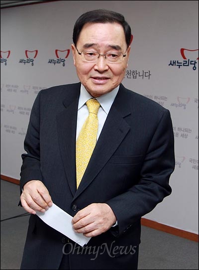 정홍원 공천위원장이 13일 오후 서울 여의도 새누리당사에서 7차 공천자 명단을 발표한 뒤 회견장을 나오고 있다.