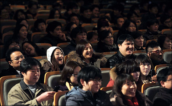 12일 오후 서울 마포아트센터에서 열린 <국민일보 파업대부흥회>에서 참석한 관중들이 공연을 지켜보며 웃고 있다.