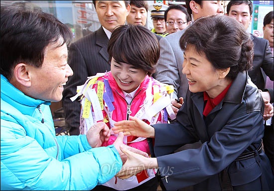 13일 부산 사상구에 출마한 손수조 후보 지원에 나선 박근혜 새누리당 비상대책위원장이 손 후보와 함께 시민들을 만나 지지를 당부하고 있다.