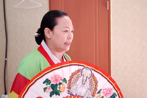 여무 이정숙이 창부, 서낭거리를 하고 있다. 