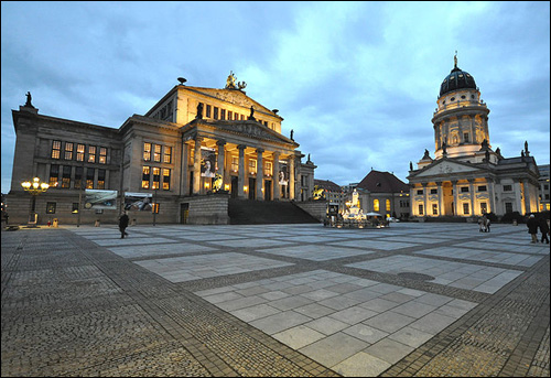  아름다운 광장으로 유명한 베를린시 중앙에 있는 '잔다르멘 광장(Gendarmenmarkt)'. 광장중앙에 베를린 심포니오케스트라 콘서트홀이 있고 오른쪽엔 독일대성당이 있고 사진엔 없지만 왼쪽엔 독일대성당과 닮은 프랑스대성당도 있다