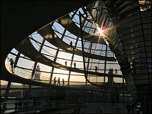 '라이히스타크(The interspaces of the Reichstag)의 유리돔'의 해질녘 풍경. 유리돔은 1999년 건축가 노먼 포스터(Norman Poster)가 유리와 철골로 신축한 것으로 여기 전망대에서 베를린시 전체를 조망할 수 있다