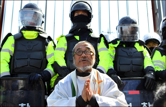 지난 3월 12일 오전 문규현 신부가 해군 제주기지사업단 앞에서 열린 '제주 해군기지 반대' 미사에 참석해 기도를 하고 있다. 
