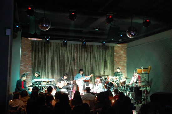 김정범(키보드 연주자)이 재구성한 밴드와 함께 공연하고 있다.