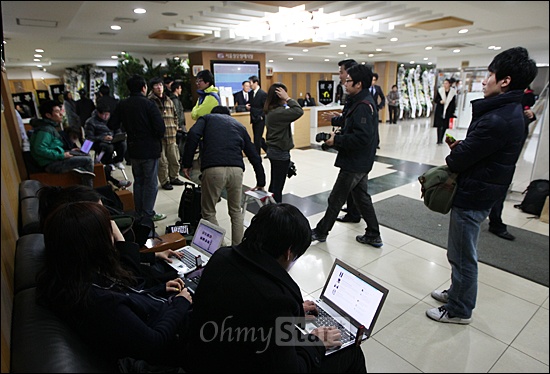  14일 오후 박유천 박유환 형제의 부친의 빈소가 마련된 서울 강남성모병원 장례식장의 1층 로비. 3층에 마련된 빈소에의 출입이 제한된 기자들이 기사송고에 여념이 없다.