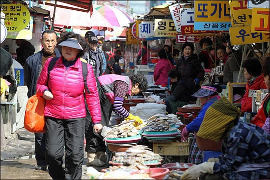  부산 지역이 4ㆍ11 총선의 최대 격전지로 떠오르면서 부산 민심이 요동치고 있다. 총선결과에 따라 오는 12월 대선에까지 영향을 미칠 수 있는 부산 민심의 향배에 정치권의 관심이 쏠리고 있다. 사진은 자갈치 시장 전경.