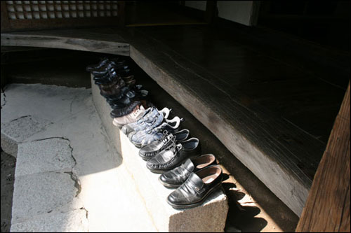댓돌에 정리해둔 손님들의 신발이 인상적입니다. 
