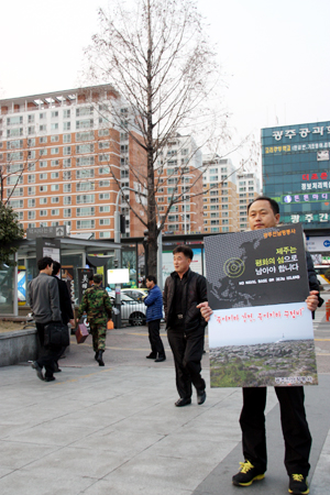 지난 7일부터 광주종합버스터미널에서 1인 시위를 펼치고 있는 택시노동자 유종천씨.