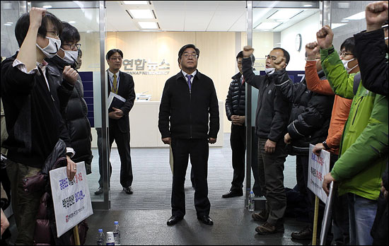  지난 2월 27일부터 3월 2일까지 '박정찬 사장 연임 반대'를 주장하며 연가투쟁을 벌인 <연합뉴스> 노조원들이 사장실 앞에서 침묵시위를 벌이고 있다.(자료사진)