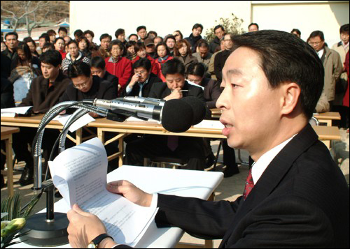 총선 불출마를 선언한 YS 차남 김현철 전 여의도연구소 부소장. 사진은 17대 총선 출마 기자회견 모습
