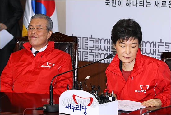 새누리당 박근혜 비상대책위원장이 비대위원들과 함께 빨간색 선거 유니폼을 입고 15일 여의도 당사에서 열린 비대위 전체회의에 참석하고 있다. 왼쪽은 김종인 비대위원.