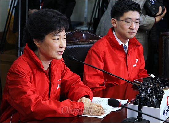 새누리당 박근혜 비상대책위원장이 비대위원들과 함께 빨간색 선거 유니폼을 입고 지난 15일 여의도 당사에서 열린 비대위 전체회의에 참석하고 있다.