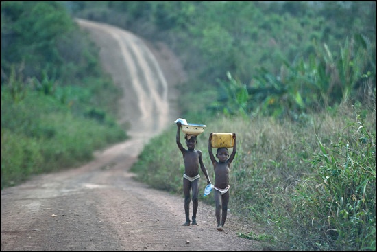 고개 너머 이웃 마을에서 물을 길러 오는 아이들입니다.