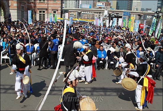  '한미FTA 발효 축하 국민축제 한마당'이 15일 오후 서울역 광장에서 한국자유총연맹 주최로 열린 가운데 풍물패가 축하공연을 하고 있다.