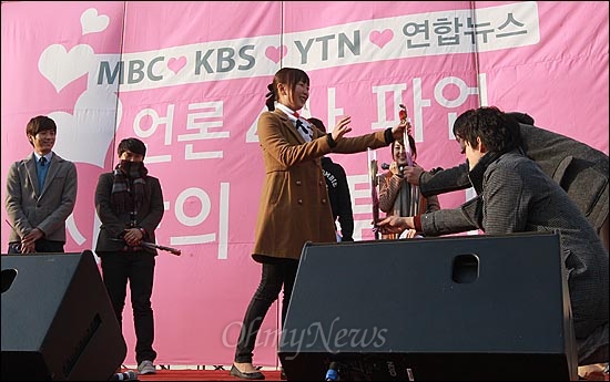 15일 오후 서울시청 광장에서 열린 'MBC, KBS, YTN, 연합뉴스 언론4사 파업 사랑의 스튜디오' 행사에 참가한 조합원들이 커플 선택을 하고 있다.