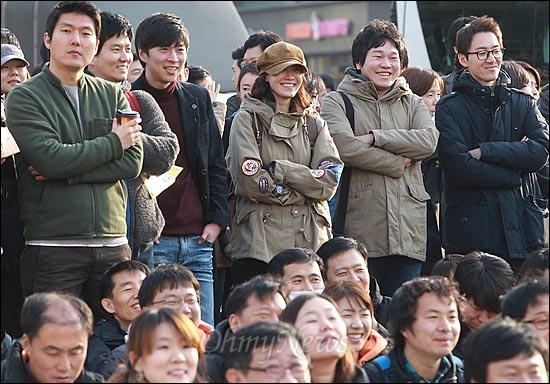 15일 오후 서울시청 광장에서 열린 'MBC, KBS, YTN, 연합뉴스 언론4사 파업 사랑의 스튜디오' 행사에서 문지애,김나진 아나운서와 조합원들이 동료들의 커플 선택을 지켜보며 환하게 웃고 있다.
