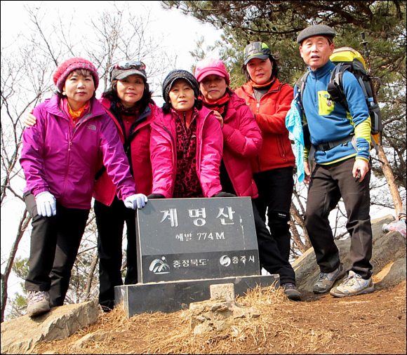  계명산 정상에 오른 회원님들과 함께 단체 기념 사진을 