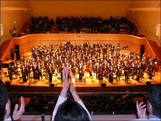 북한과 프랑스 교향악단의 합동공연에 갈채를 보내는 프랑스 관객들. 
