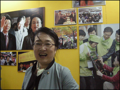김진애 의원이 사무실에서 환한 미소를 짓고 있다