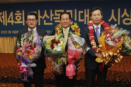 도서관으로 '상복' 터진 구청장 유종필 관악구청장(사진 왼쪽)은 지난 3월 13일 서울시 자치구로서는 처음으로 다산연구소가 선정한 다산목민대상(본상)을 수상했다.