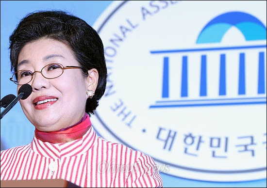  박근혜 새누리당 비상대책위원장의 동생 근령씨가 16일 국회 정론관에서 어머니 육영수씨의 고향인 충북 옥천·보은·영동에서 자유선진당 후보로 출마하겠다고 밝히고 있다.