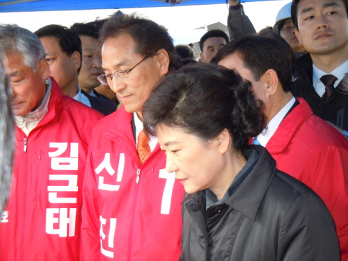 세종시 정부청사 건설현장에서 추진현황을 듣고 있는 새누리당 박근혜 비대위원장