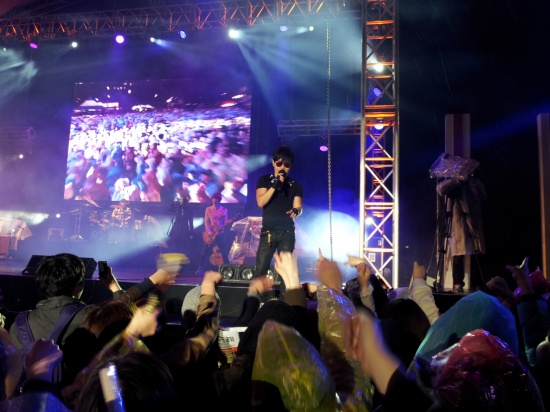 가수 이승환이 파업 콘서트에서 열정적인 무대를 선보이고 있다.