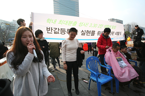 삭발한 김인애 부산대 총학생회장(가운데,)과 동생 김은애씨.(왼쪽)