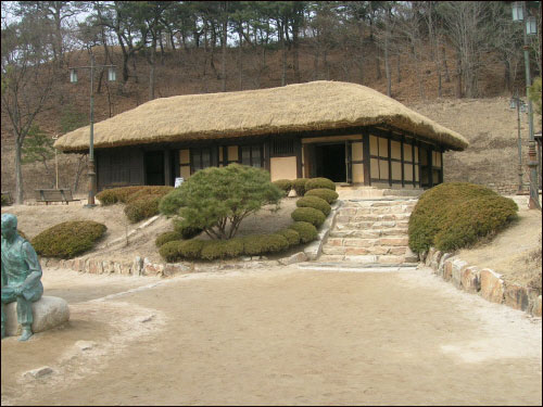 옛터에 복원된 김유정의 생가 모습, 초가집이 한결 포근함을 주고 있다. 