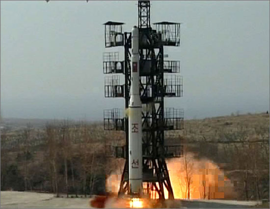 지난 3월 13일 정부는 북한이 발사한 '광명성 3호 위성(장거리 로켓)'이 "발사 후 바로 추락한 것으로 보인다"고 밝혔다. 사진은 지난 2009년 4월 5일 발사된 광명성2호.
