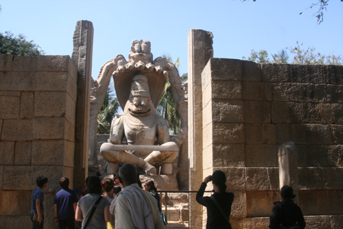 함피에서 가장 아름다운 나라심하 상. 높이 9미터에 머리에는 7마리의 코브라가 있고 얼굴은 사람, 몸은 사자의 모습을 하고 있다. 비쉬누 신의 화신으로 여긴다.