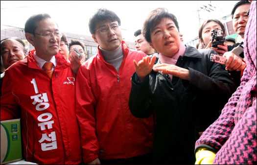 지난 2012년 3월 19일 박근혜 당시 새누리당 비상대책위원장이 정유섭 당시 후보와 인천 산곡동 형제상회를 방문해 상인과 대화를 나누고 있다.